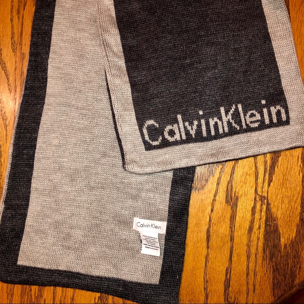 Reversible Calvin Klein Scarf